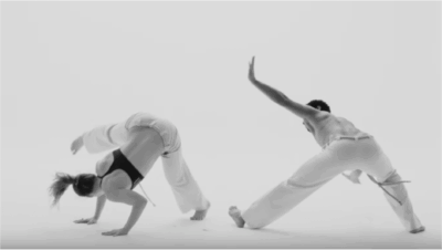 ein Mann und eine Frau machen akrobatische Partnerübungen